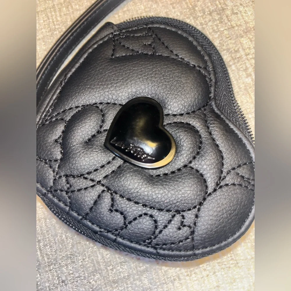 Betsey Johnson NWOT Heart Shaped Quilted Zip Wallet Wristlet Black Change Purse